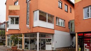 Die Stadtbibliothek wird das Neumarkt-Center verlassen. Für den Umzug und mögliche Umbauarbeiten am neuen, öffentlich noch nicht bekannten, Standort wurden nun 200 000 Euro in den Haushaltsplan 2024 eingestellt.