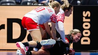 Mit verbissenem Einsatz verteidigt Amelie Berger – Flames-Spielerin im DHB-Trikot – am Boden den Ball im letzten WM-Vorrundenspiel gegen zwei Polinnen.