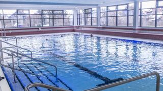 Das Hallenbad der Gemeinde Einhausen bietet Kindern vor Ort die Gelegenheit, schwimmen zu lernen und zu üben. Dazu soll die Ermäßigung Anreiz bieten. Zugleich will die Gemeinde die Abrechnung von Schulnutzungen vereinfachen.