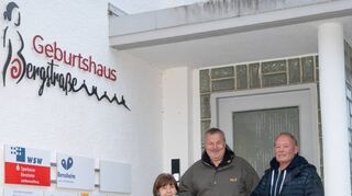 bbe, 5000 Euro Spende Geburtshaus Bergstraße von Heidi und Manfred Unrath, an den Vorsitzenden des Trägervereins Rolf Richter, , Bild: Thomas Neu