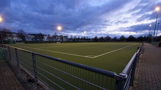 Der Kunstrasenplatz im Sportpark West kann nun doch saniert werden. Auf Antrag der Koalition werden die erforderlichen 500 000 Euro im Haushalt berücksichtigt.