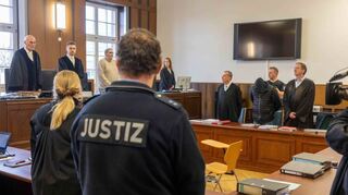 Der 62 Jahre alte Angeklagte mit seinen Verteidigern Ralf Hannig (l.) und Andreas Sanders (r.) am ersten Prozesstag.