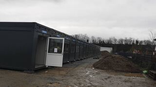 Die Module für den neuen Kindergarten Morgentau, der in der Dieterswiese direkt neben der Kita Wiesenkinder (rechts im Bild) im Februar öffnen wird, stehen schon. In Kürze werden sie bunt beklebt. Auch das Außengelände wird gestaltet.