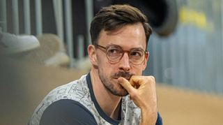 Weiterhin in der Zuschauerrolle hinter der Bank: Patrick Groetzki, momentan verletzter Kapitän der Rhein-Neckar Löwen.