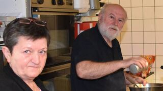 Kata und Viktor Pandzic sind seit 36 Jahren in Einhausen bekannt für ihre gutbürgerliche Küche. Sie freuen sich, ab dem neuen Jahr mehr Zeit für Familie und Hobbys zu haben. Die Gaststätte im denkmalgeschützten Gebäude dient nicht nur Privatpersonen, sondern auch vielen Vereinen als Treffpunkt.