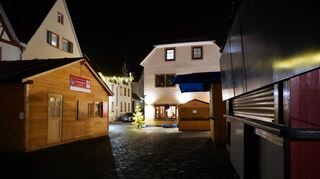 Noch geschlossen: Die Buden, links die „Skihütte“, öffnen heute am frühen Abend offiziell Türen und Läden.