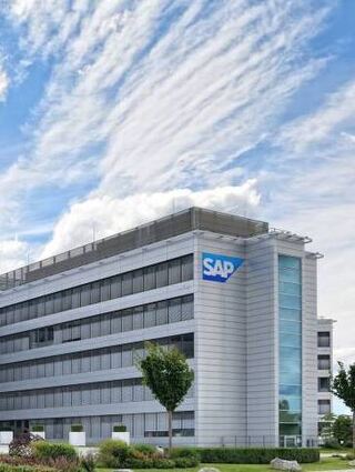 Blick auf ein Firmengebäude am SAP-Stammsitz Walldorf. Der Betriebsrat hält die Wiedereinführung eines klassischen Bewertungssystems ab.