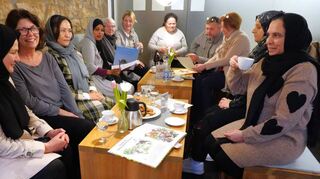 Gemütlicher Austausch und gemeinsames Lernen für Geflüchtete im Begegnungscafé im Franziskushaus.