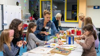 Ein Porträt von Werner von Siemens (oben), zeigte den Besuchern bei der Führung an, wo es langgeht. In vielen Klassensälen gab es Mitmach-Aktionen.