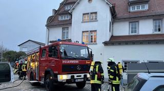 bzw_FFW_Einsatz_Bunter_Loewe

Zwingenberg. Ein technischer Defekt an der Heizungsanlage des Bunten Löwen, in dessen Folge es zu einer Rauchentwicklung gekommen war, hatte in dieser Woche die Brandmeldeanlage des städtischen Gebäudes ausgelöst und die Freiwilligen Feuerwehren aus Zwingenberg und Rodau in Marsch gesetzt, wie stellvertretender Stadtbrandinspektor Karl-Heinz Zecher berichtet. Einige der ehrenamtlichen Retter suchten  ausgerüstet mit Atemschutzgeräten  zunächst nach der Ursache für die Rauchentwicklung in dem denkmalgeschützten Gebäude am Rande der Altstadt, entdeckten den Schaden an der Heizung, setzten die Technik außer Betrieb und lüfteten das Gebäude anschließend gut durch. Ausgerückt waren unter der Einsatzleitung von Stadtbrandinspektor Reiner Schellhaas zehn Einsatzkräfte in drei Fahrzeugen; der Einsatz dauerte eine Stunde. mik/Bild: FFW Zwingenberg