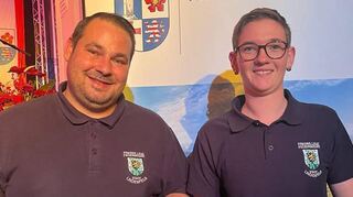 Der ehrenamtliche Einsatz für die Jugendarbeit in der Lindenfelser Feuerwehr wurde nun mit der Verleihung der Ehrenamtskarte gewürdigt. Landrat Christian Engelhardt verlieh bei einer offiziellen Veranstaltung in Wald-Michaelbach die Ehrenamtskarte an Aletta-Frederique-Nicoline Eshuis (kurz Frenie) und an Francesco Triscali. Damit können die Geehrten zwei Jahre lang Preisnachlässe auf etliche Angebote von Kommunen und Institutionen im Kreis Bergstraße genießen, informiert Michael Katzenmeier von der Lindenfelser Feuerwehr. Die Ehrenamtskarte gilt als kleine Anerkennung für unermüdliche ehrenamtliche Arbeit, die mindestens aus fünf Stunden pro Woche betragen muss. Die zwei Geehrten Frenie und Franco sind ein fundamentaler Teil der Kinder- und Jugendarbeit der Freiwillige Feuerwehr Lindenfels.
Jhs         Bild Feuerwehr   (auch das Bild von der Kuchenspende in der Mail zuvor)