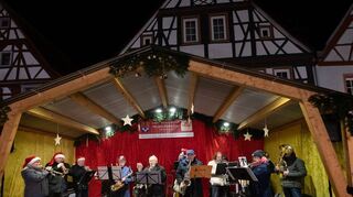 Die Feuerwehrkapelle sorgte mit ihrem Auftritt für eine musikalisch passende Einstimmung auf die Festtage.