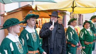 Bürgermeister Michael Helbig eröffnete den Weihnachtsmarkt in Begleitung der Stadtwache.