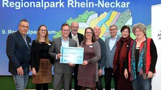 Ein Projekt zum Thema Trockenmauern auf dem ehemaligen Synagogengelände ist beim Regionalparkforum ausgezeichnet worden. Auf dem Bild v.l.: Thomas Peichel (Bauleiter), Jeannine Mader (Stadtmarketing Heppenheim), Ralph Schlusche (Verbandsdirektor VRRN), Robert Reimann (Kursteilnehmer), Christine Bender (Erste Stadträtin Heppenheim), Matthias Radke (Bauleiter), Peter Meyer, Beate Weis und Brigitte Zimmermann (Genial Regional Heidelberg Rhein Neckar).