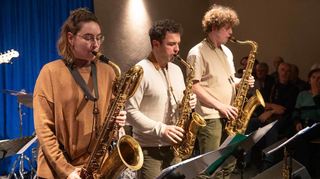 Die gebürtige Wiesbadenerin Kira Linn begann schon mit zehn Jahren Baritonsaxofon zu spielen und gründete später das Ensemble „Lintett“.
