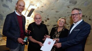 Andreas Mayer (2.v.l.) wurde im Löwenkeller mit dem Landesehrenbrief ausgezeichnet. Unser Bild zeigt ihn mit (v.l.) Bürgermeister Holger Habich, Landtagsabgeordneter Birgit Heitland und Landrat Christian Engelhardt.