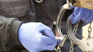 Bei mehreren Razzien gegen die mutmaßliche Reichsbürger-Gruppe „Vereinte Patrioten“ klickten bereits die Handschellen. Unser Bild stammt vom Prozess gegen fünf mutmaßliche Rädelsführer vor dem Oberlandesgericht Koblenz.