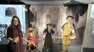 Museumsleiterin Friederike Haber zeigt im Schwän´bischen Krippenmuseum, wie bei der Figur getrickst wird. Das Bein mit Schuh wurde einfach unterm Gewand dazugestellt.