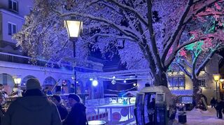 Die neue Schlittschuhbahn aus Kunststoff in Leutkirch bleibt bis in den Januar stehen. Drum herum gibt es leckeren Glühwein und Snacks. Die Stadt hat die Bahn gekauft.