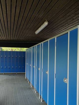 Ein Teil der Umkleiden wurde erneuert, weitere folgen.