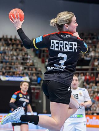 Kann Flames-Außenspielerin Amelie Berger mit dem DHB-Team nach der Niederlage gegen Dänemark den Höhenflug bei der WM fortsetzen?