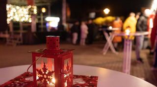 Stimmungsvoll und mit sorgfältig ausgesuchter Kulinarik lädt die Veranstaltung dazu ein, gesellige Stunden auf dem Einhäuser Juxplatz zu verbringen.