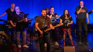 Bühne und Zuschauerraum des Mobile waren voll besetzt beim Best-of-Pink-Floyd-Konzert von Barbara Boll (in der Bildmitte links) und ihrer Band Bollwerk.
