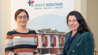 bbe, Spendenübergabe an das Hospiz (1000 Euro) durch Melanie Schneider Inhaberin  MSc in Finance, Achtung: Übergabe jetzt doch im Ausweichquartier, Maria-Ward-Gebäude
an die Geschäftsführerin des  Hospiz Vereins Bergstraße Swantje Goebel , Bild: Thomas Neu
