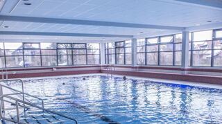 Im Einhäuser Hallenbad fühlen sich Badegäste durch Blicke von außen gestört. Nun werden die Fensterfronten mit Milchglasfolie beklebt.