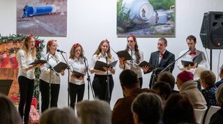 Das Adventskonzert der Abteilung Musik der TSV Auerbach fand in der Mensa der Firma Sanner in Auerbach statt. Unser Bild zeigt den Advents-Chor Sunrise.