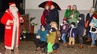 Hans Weber in Gestalt des Nikolauses trug den Besuchern ein Gedicht vor und ermunterte sie erfolgreich zum Mitsingen von Weihnachtsliedern.