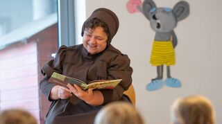 Doris Walter hat in der Kindertagesstätte St. Albertus vorgelesen.