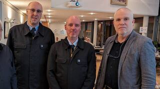 Lautertal. Im Rahmen der Sitzung der Gemeindevertretung haben am Donnerstag zwei weitere Führungskräfte der Feuerwehr ihre Ernennungsurkunde erhalten. Der neue Gemeindebrandinspektor Peter Degenhardt (Zweiter von links) und der zweite stellvertretende Wehrführer der Feuerwehr Gadernheim, Alexander Beez, erhielten das Papier aus den Händen von Bürgermeister Andreas Heun (rechts). Mit auf dem Bild der Vorsitzende der Gemeindevertretung, Helmut Adam. tm/Bild: tm