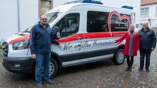 Mit dem Herzenswunsch-Mobil erfüllt das DRK Bergstraße schwerkranken Menschen ihren letzten Wunsch – die Organisation und die Kosten werden übernommen. Vor dem Fahrzeug: Stefan Wennmacher (DRK), Diana Stolz (Erste Kreisbeigeordnete und Schirmherrin des Projekts) und Christian Keilmann (DRK).