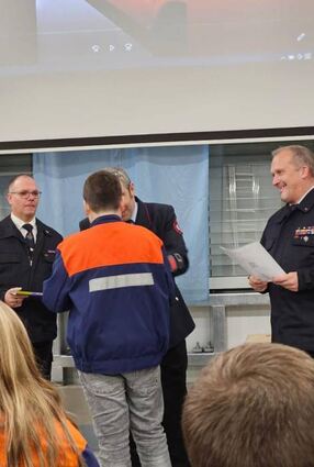 Bei der Weihnachtsfeier der Kinder- und Jugendfeuerwehr Schwanheim wurden die Abzeichen überreicht.