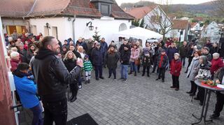 Mit einer Rede begrüßte Pfarrer Jan Scheunemann (vorne links) am Samstag vor der evangelischen Kirche die Besucher zum Reichenbacher Adventsmarkt.