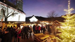 Die Schlierbacher Ortsvereine hatten wieder einen gelungenen Weihnachtsmarkt organisiert. Viele Helfer sorgten für eine persönliche Note.