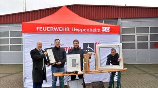 OMS-Regionalleiter Karl Pfeifer, Wehrführer Stefan Müller, kommissarischer Vor-sitzender Tobias Jost und stellvertretender Wehrführer Sven Wohlfart (v.l.) stellen die neue Ausrüstung der Feuerwehr Heppenheim vor.