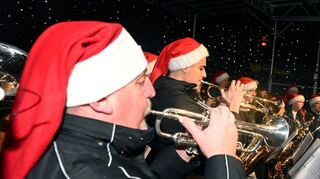 Das Musikcorps der Freiwilligen Feuerwehr Einhausen sorgte mit klassischen und jazzigen Weihnachtsliedern für die passende Atmosphäre.