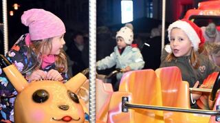 Diese beiden Besucherinnen des Karussells nutzten ihre Fahrt für einen Schnack über ihre Erlebnisse auf dem Einhäuser Weihnachtsmarkt.