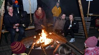Die katholischen Pfadfinder „Georgsgiggel“ luden zum Stockbrot-Backen in ihr Tipi ein. Kinder und Erwachsene wärmten sich am Lagerfeuer auf.
