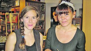 <p>Tanja Krakowski (links) und Lea Brumsack bereiten Misfits-Spieße zu. </p>