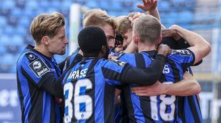 Die Waldhof-Spieler feiern das Tor von Malte Karbstein (verdeckt) zum zwischen-zeitlichen 2:0 gegen Erzgebirge Aue.