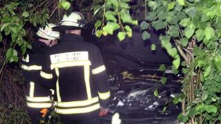 Zwei Einsatzkräfte begutachteten damals das Unfallfahrzeug.