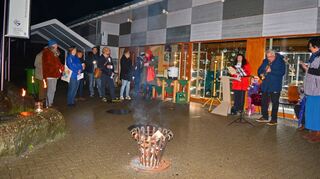 Vor dem Felsenmeer-Informationszentrum trafen sich die Bürger von Lautertal zu einer kleinen Andacht im Rahmen der Veranstaltungsreihe „Lebendiger Adventskalender“. Das Team des FIZ und Heidi Adam (Ditte von rechts) hatten sich mit einer Geschichte, einem Segen und einem Gebet auf diesen Abend vorbereitet.