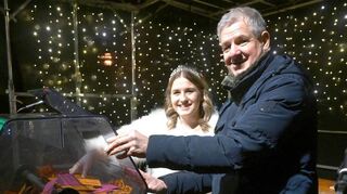 Bürgermeister Helmut Glanzner und Kerwekönigin Eva-Maria Lulei zogen gemeinsam die 105 Gewinner der Tombola.