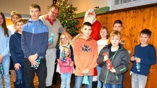 Der Nikolaus besuchte die gemeinsamen Weihnachtsfeier der Sportgemeinschaft Lautern und des Gesangvereins – sehr zur Freude der Kinder.
