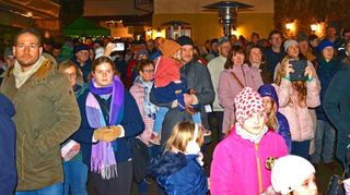 Gut gefüllt war der Hof des Gasthauses „Zur Traube“ zum musikalischen Abschluss des Reichenbacher Adventsmarkts.