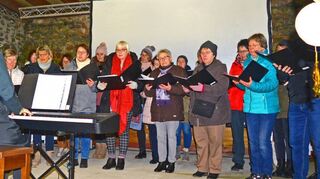 Der Projektchor „Lautertal singt“ hatte gemeinsam mit den Mitgliedern des Frauenchores für diesen Abend weihnachtliche Weisen einstudiert.