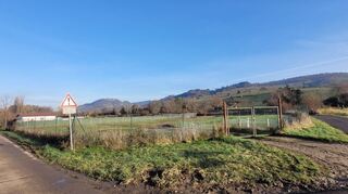 Am linken Bildrand sieht man Gebäude, dass die Motorradfreunde Heppenheim seit einigen Monaten instand setzen, zwischen diesem und der Hundewiese liegt die Multifunktionsfläche, die Anfang 2024 wohl ebenfalls der Nutzung übergeben werden kann.